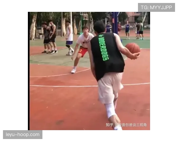 篮球规则中关于翻腕违例的详细判定解析 篮球规则中关于翻腕违例的详细判定解析